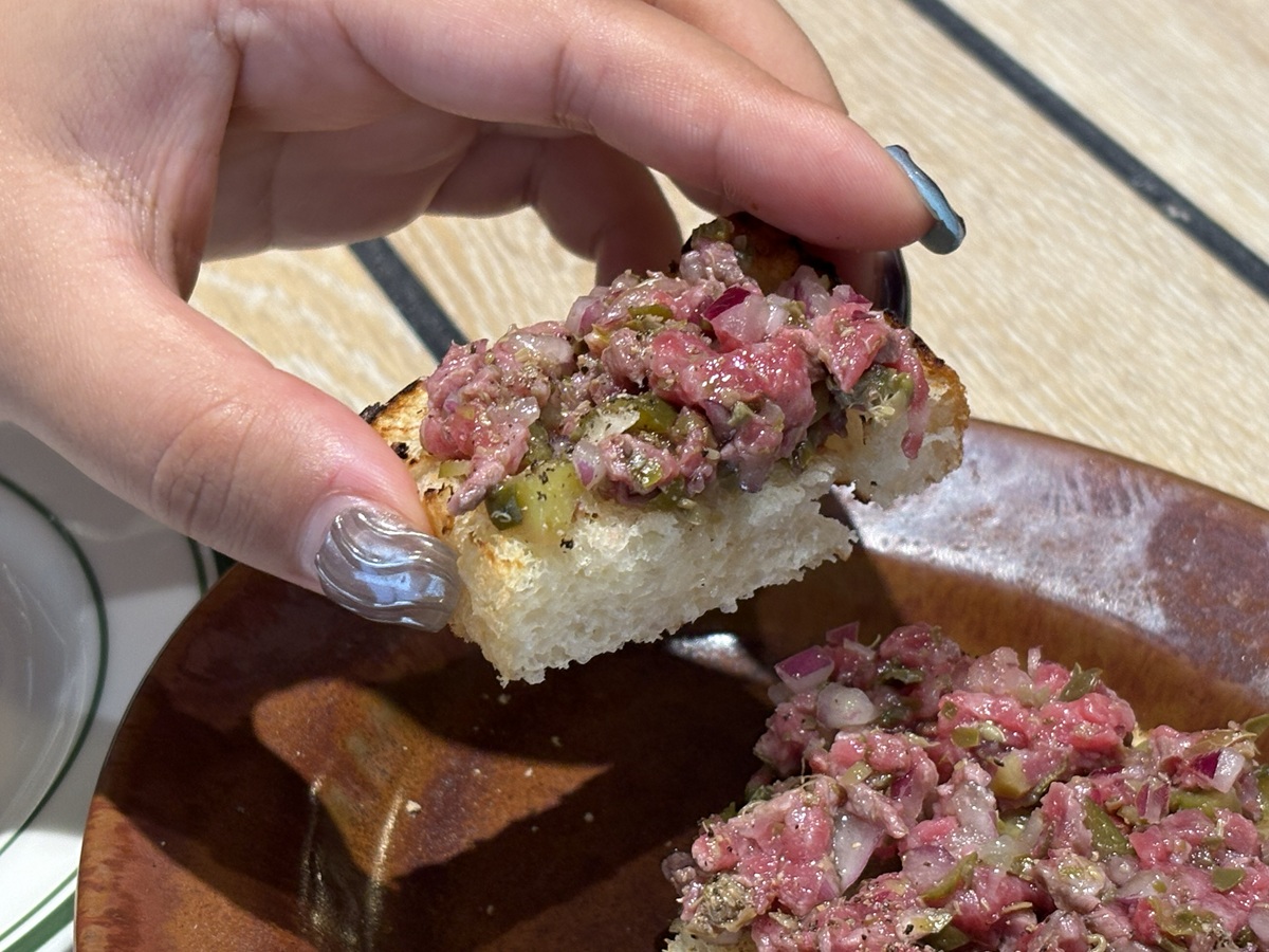熟成和牛タルタルのブルスケッタはお肉の旨味たっぷり