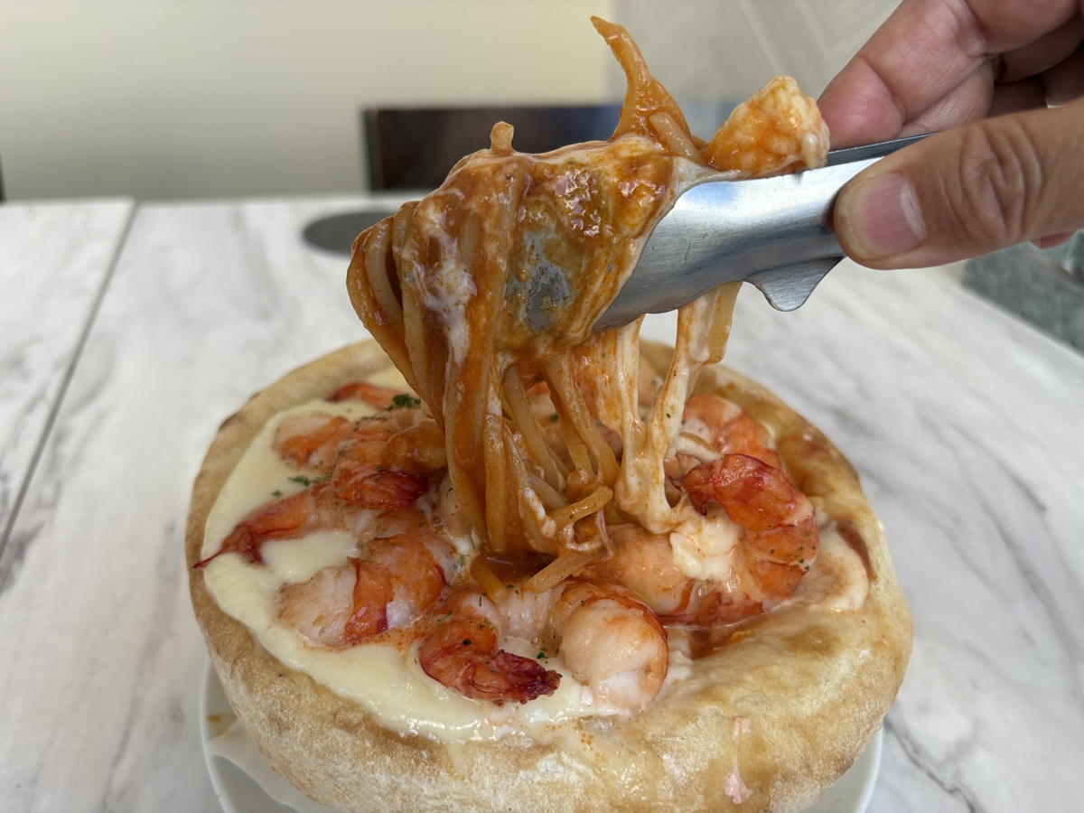 チーズの海からトマトパスタを引き上げる