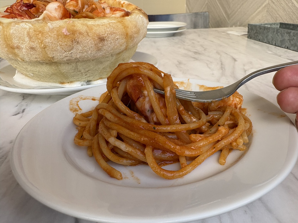 パスタにもしっかりエビが入っている