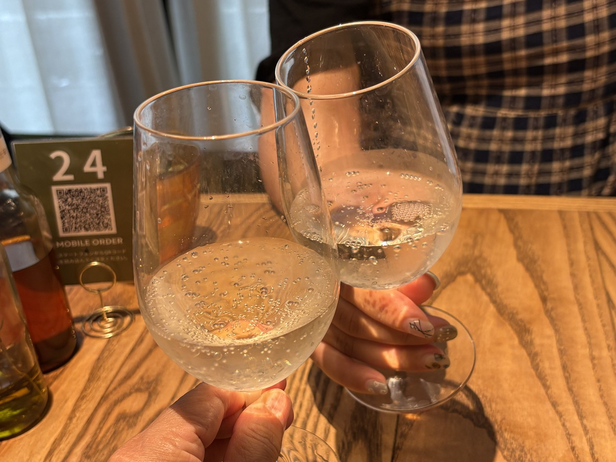 冷えたスパークリングワインで乾杯