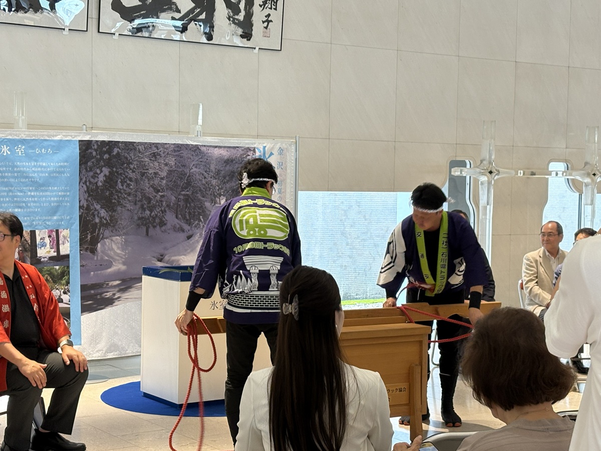 飛脚姿の石川県トラック協会青年部会の皆さん