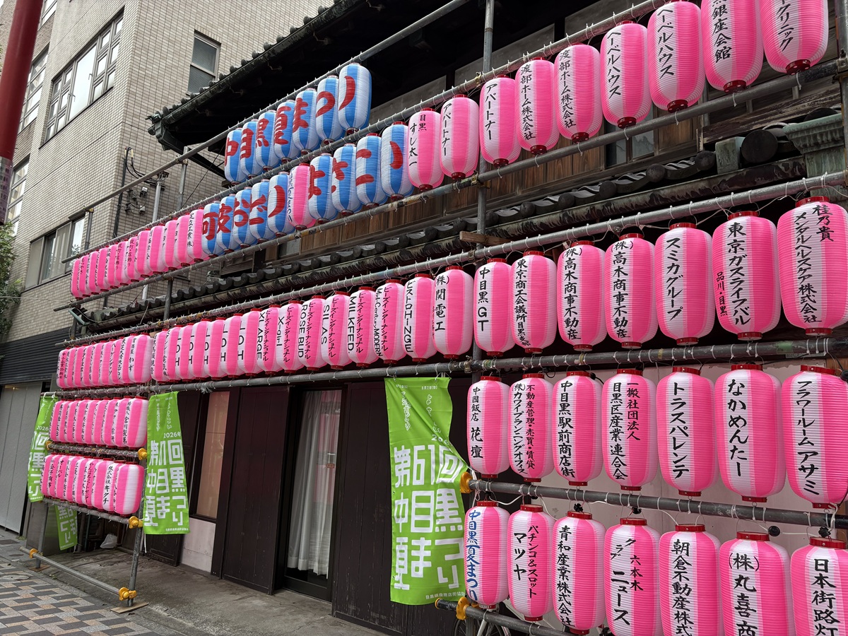 協賛各社の名前入り提灯