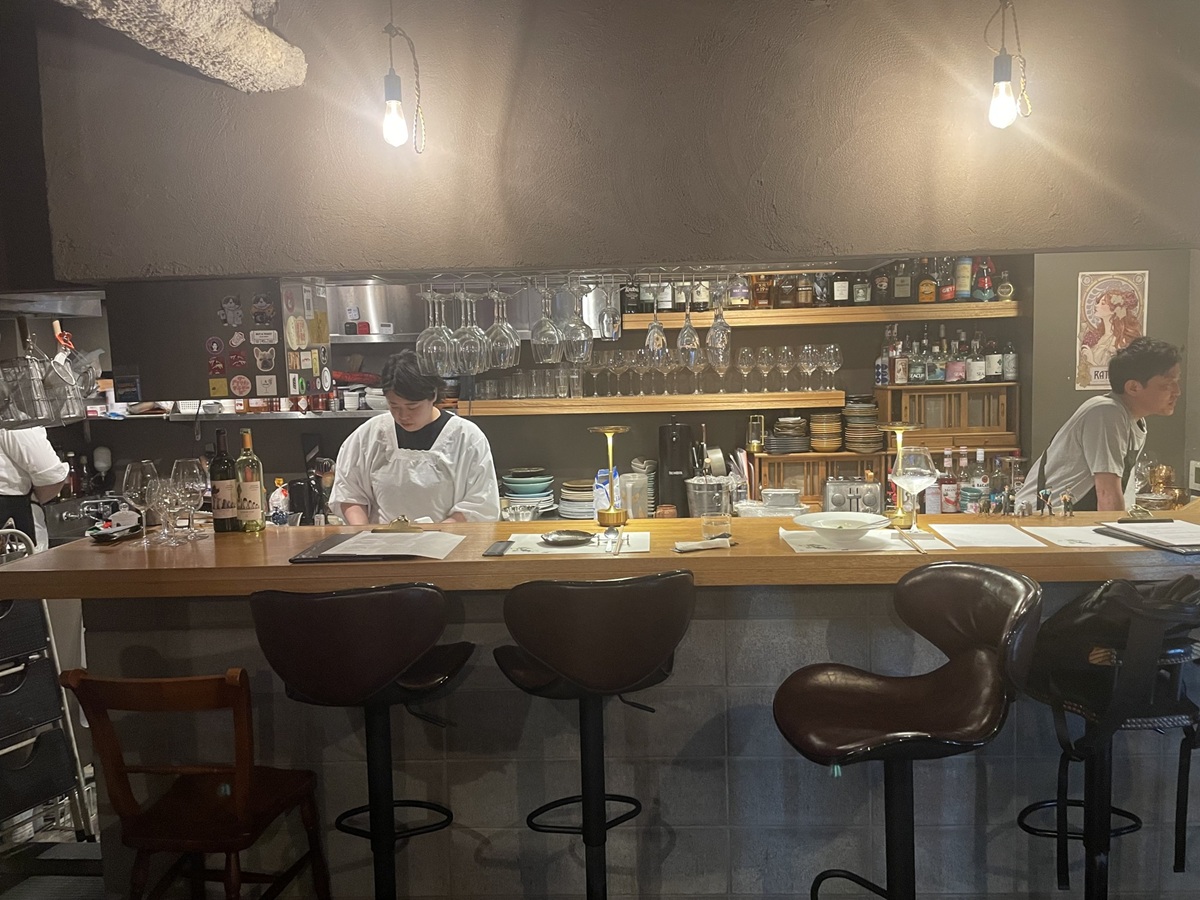シェアレストランは「＆WINE」内