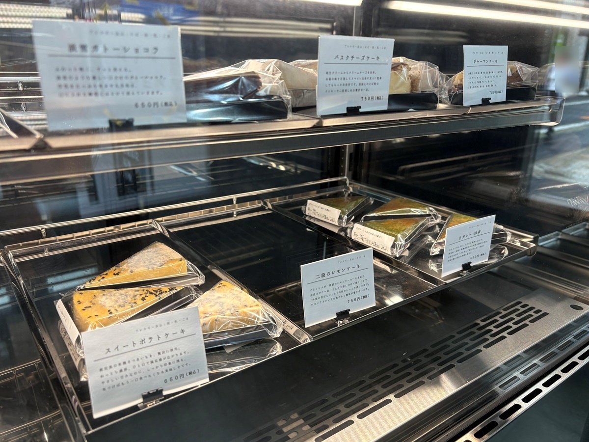 ショーケースに並ぶスイーツ