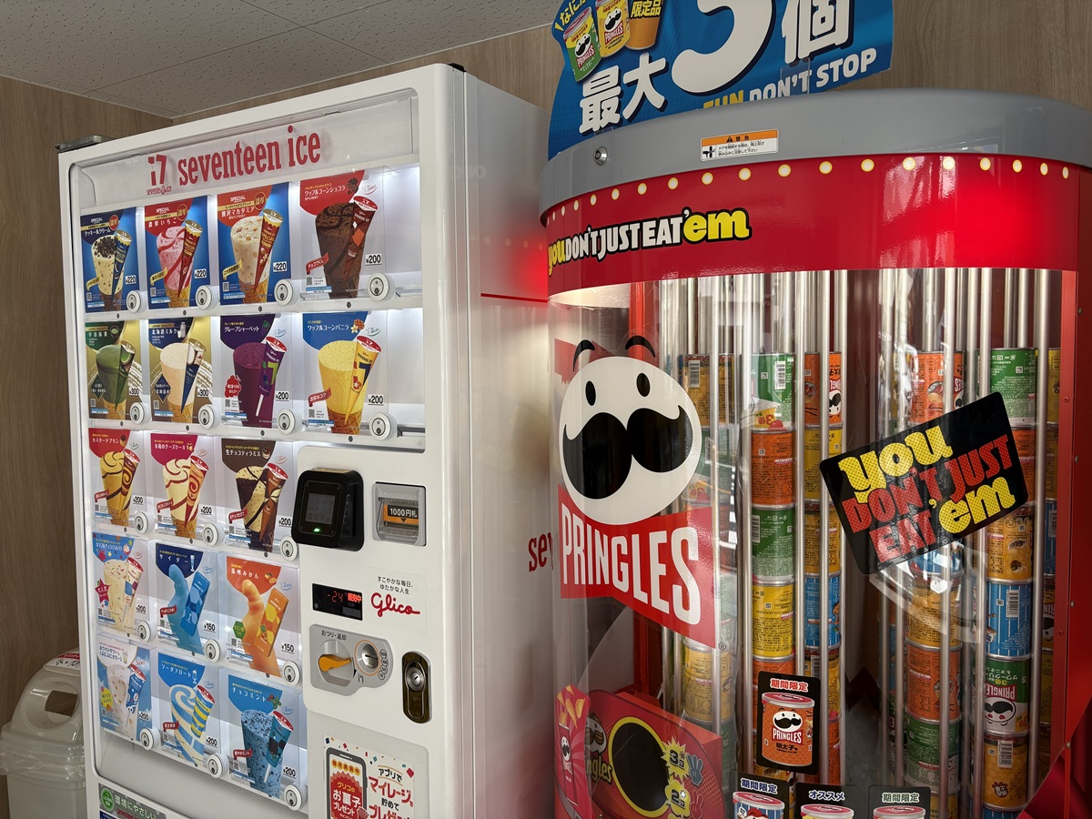 アイスやお菓子のコーナーも