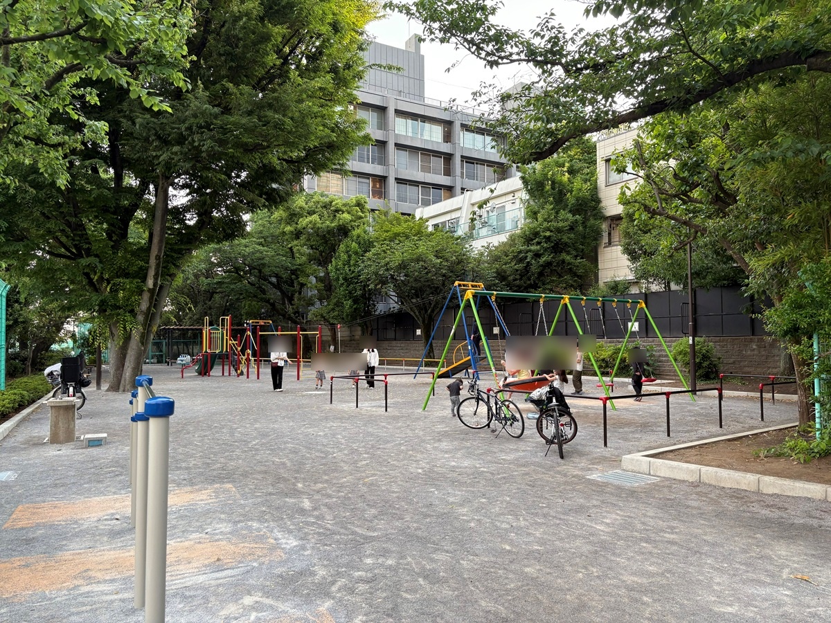 公園奧に遊具のあるエリア