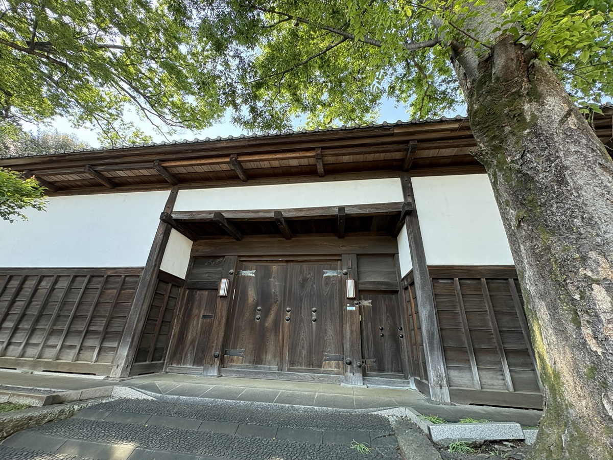 岡田家の長屋門