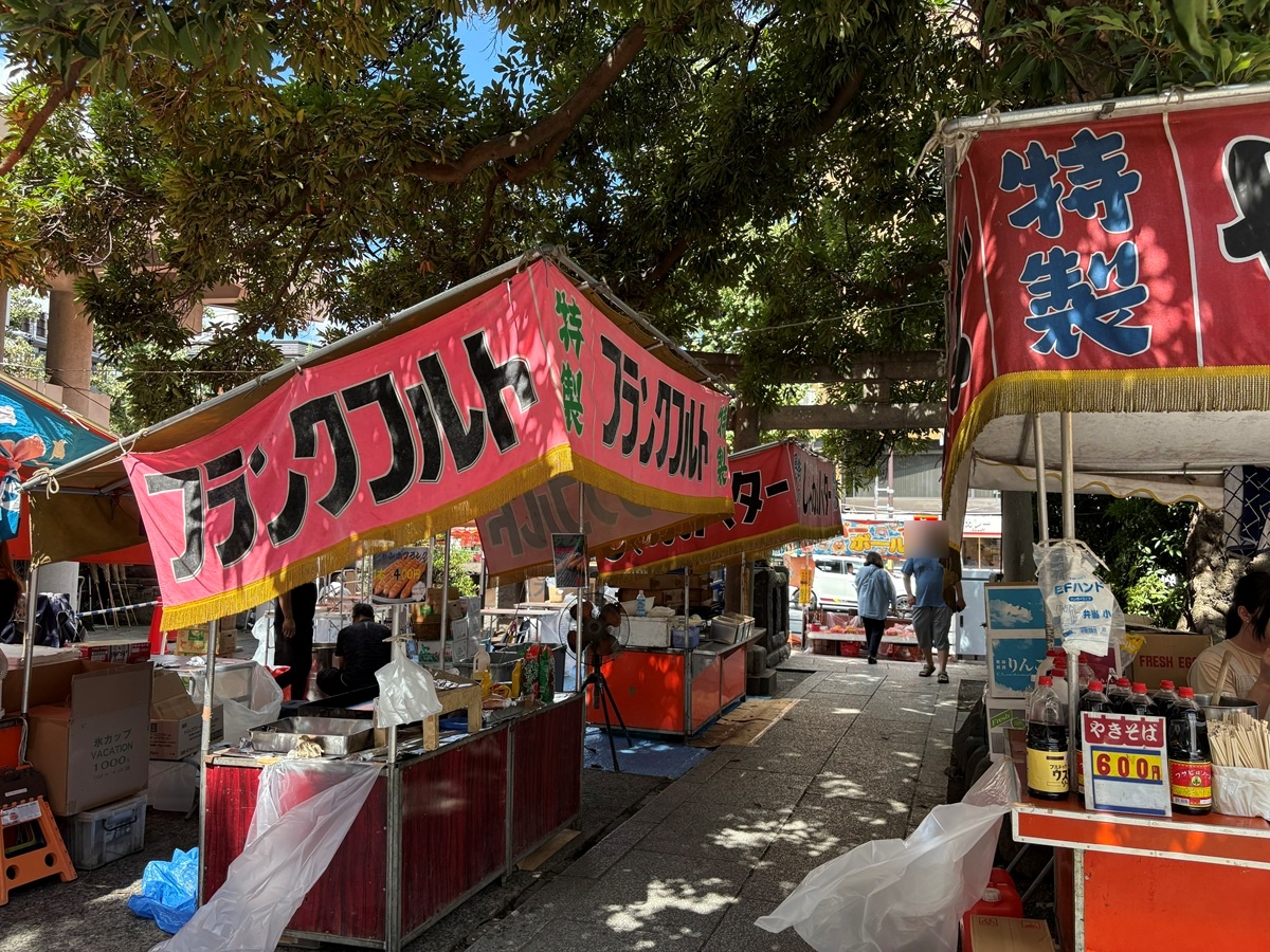 神社境内に並ぶ屋台