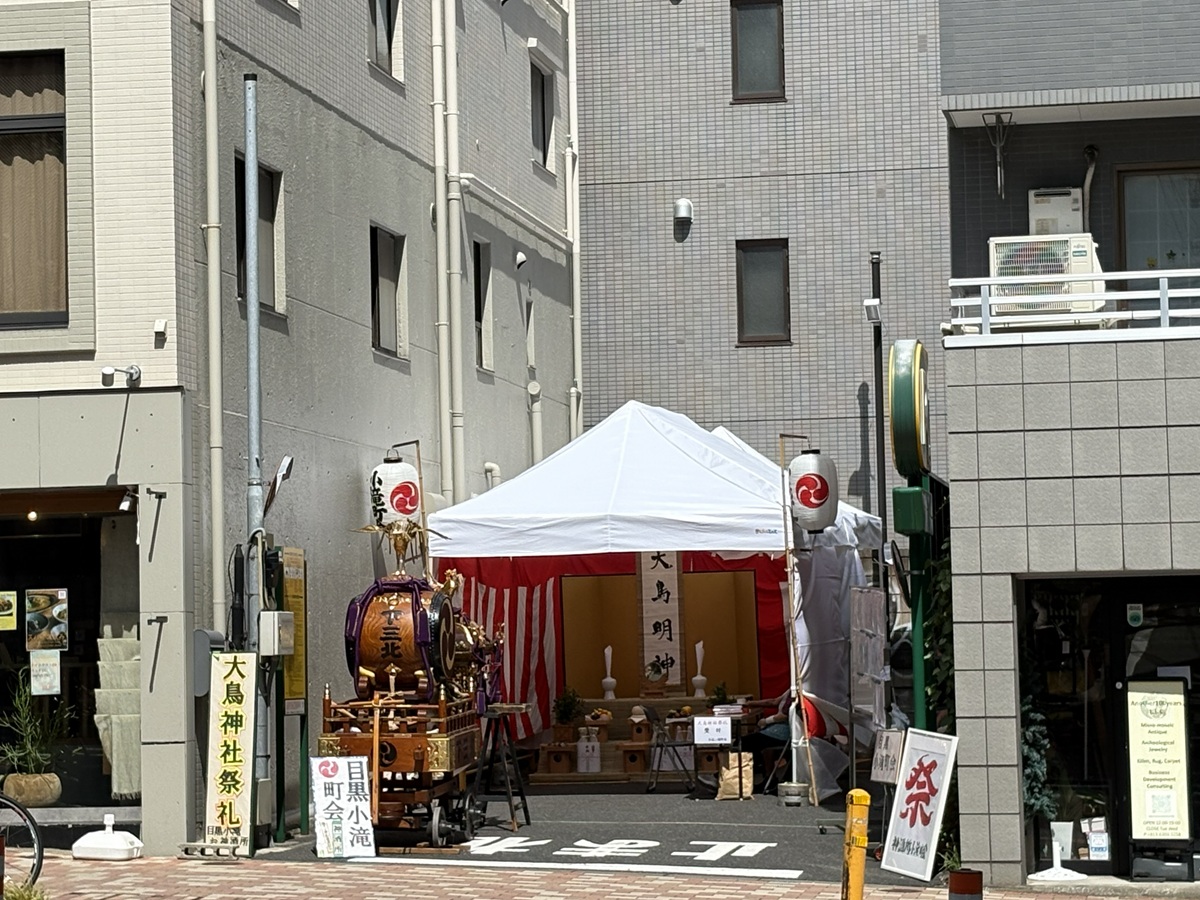 ビルのたにまのスペースに御神輿
