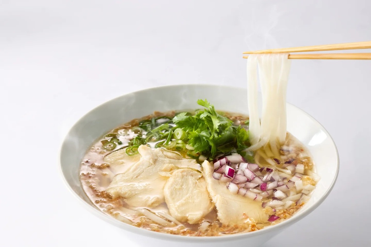 1949年創業の老舗製麺会社「はしづめ製麺」の生麺を使用