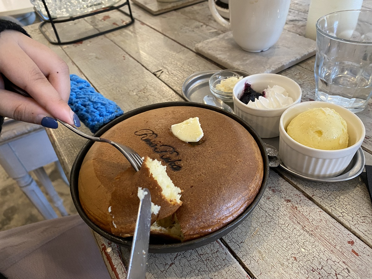 ホイップクリームやブルーベリージャム、アイスクリームなどが添えられている