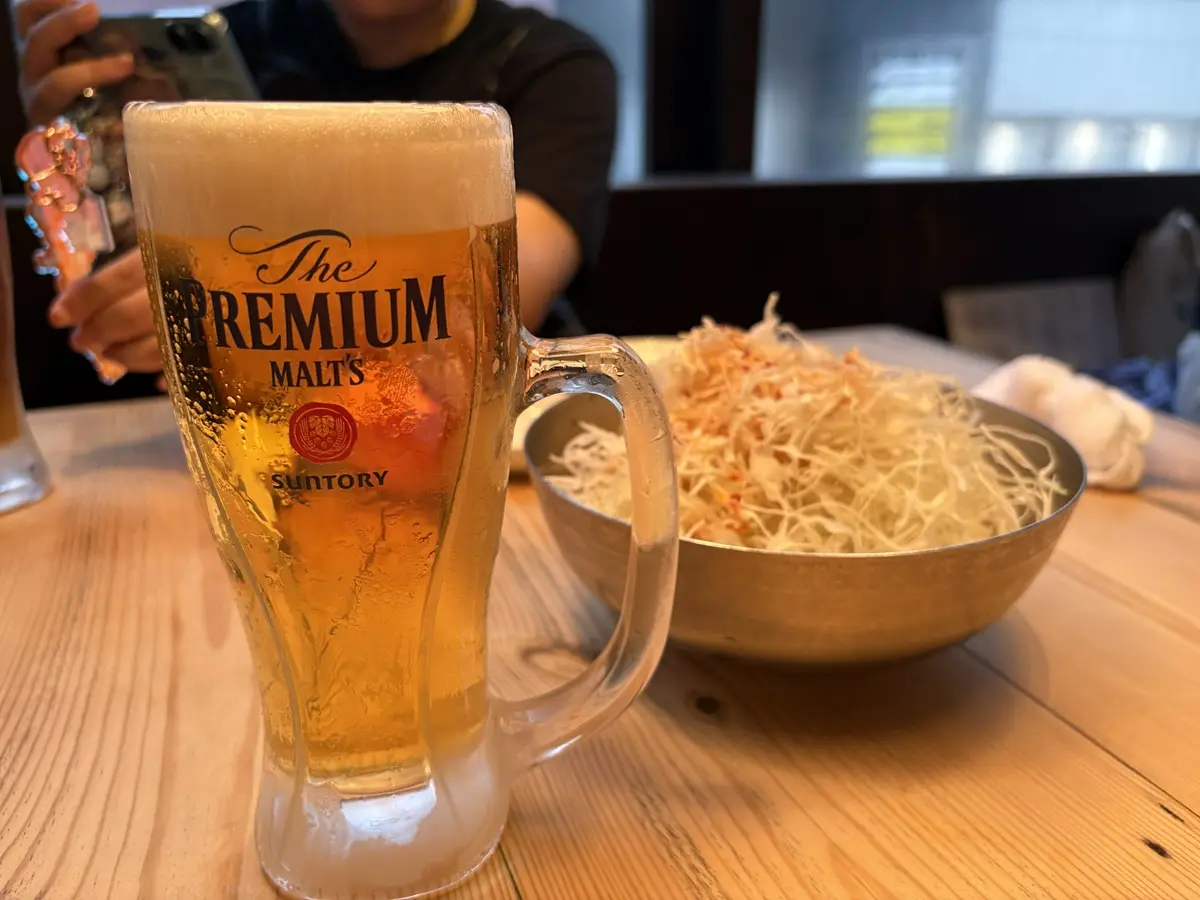 冷たい生ビールとお通しのキャベツ