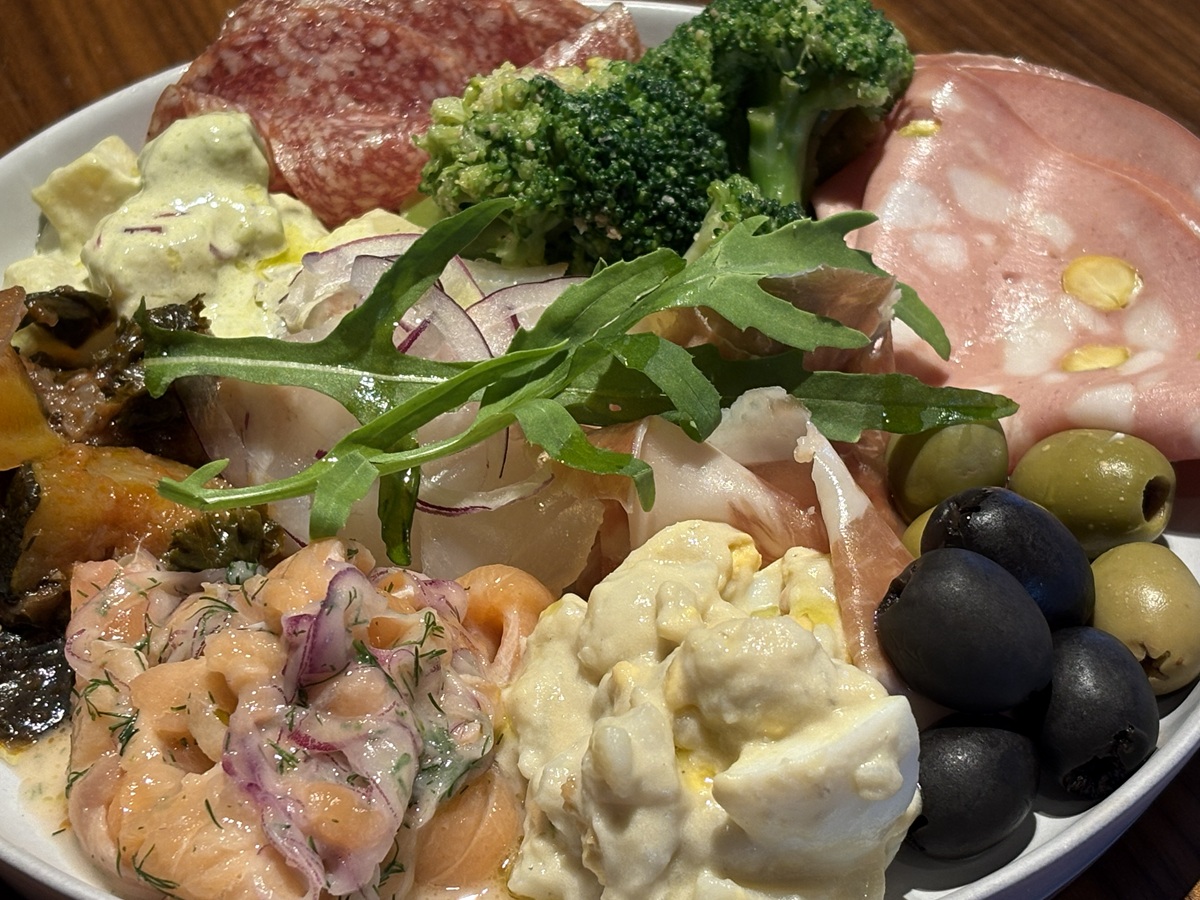 シェフおすすめの冷前菜10種盛り合わせ