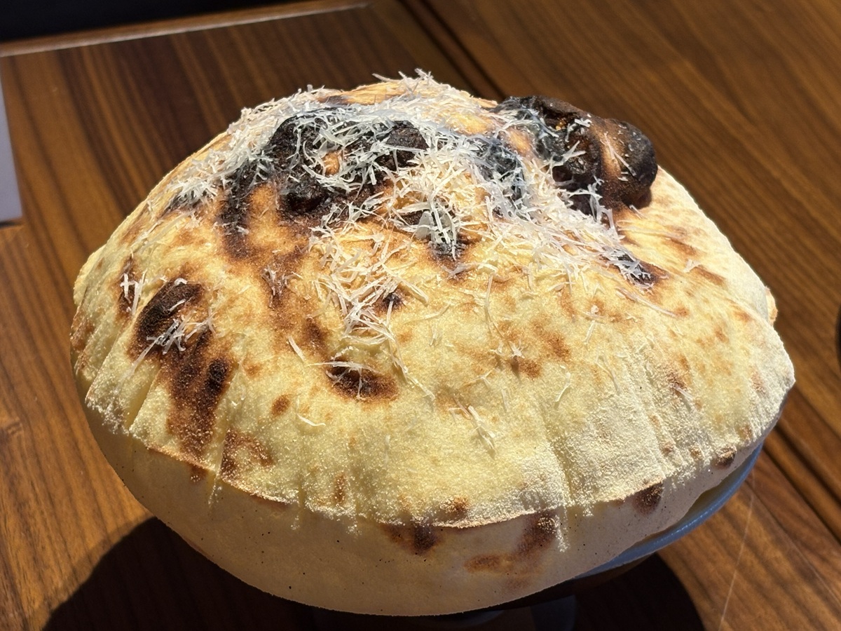 窯で焼き上げるふんわり軽い「パーネ・ブォーノ」（窯焼きパン）