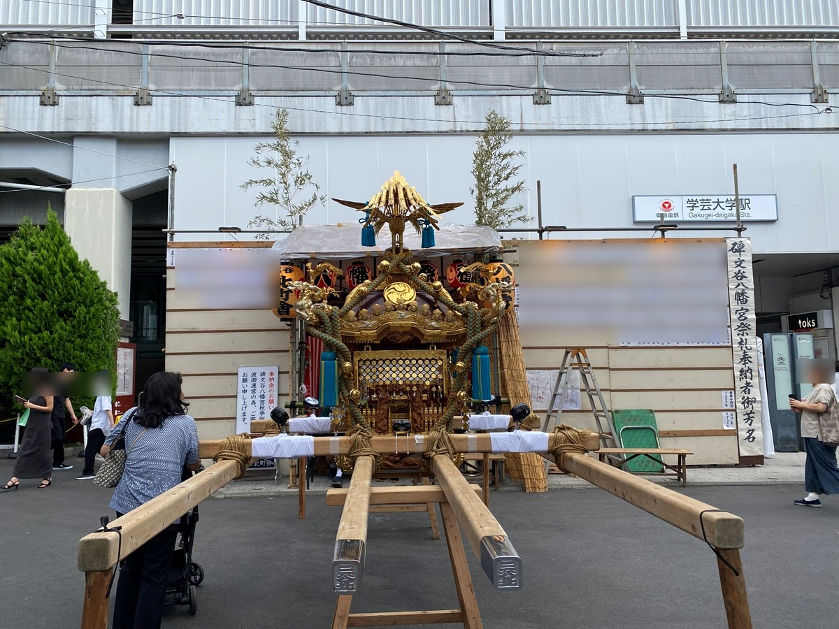 学芸大学駅前に置かれたお神輿