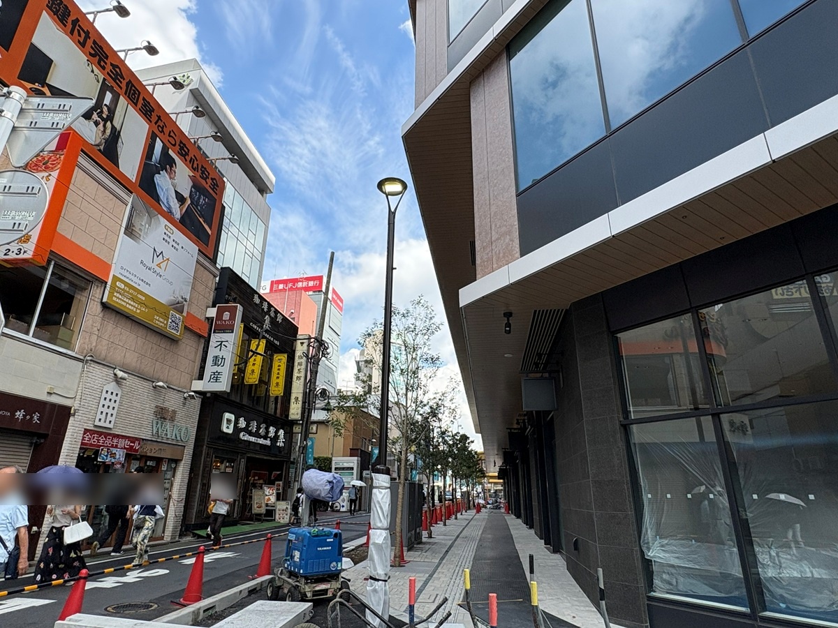 路線バスが走るカトレア通りにも歩道
