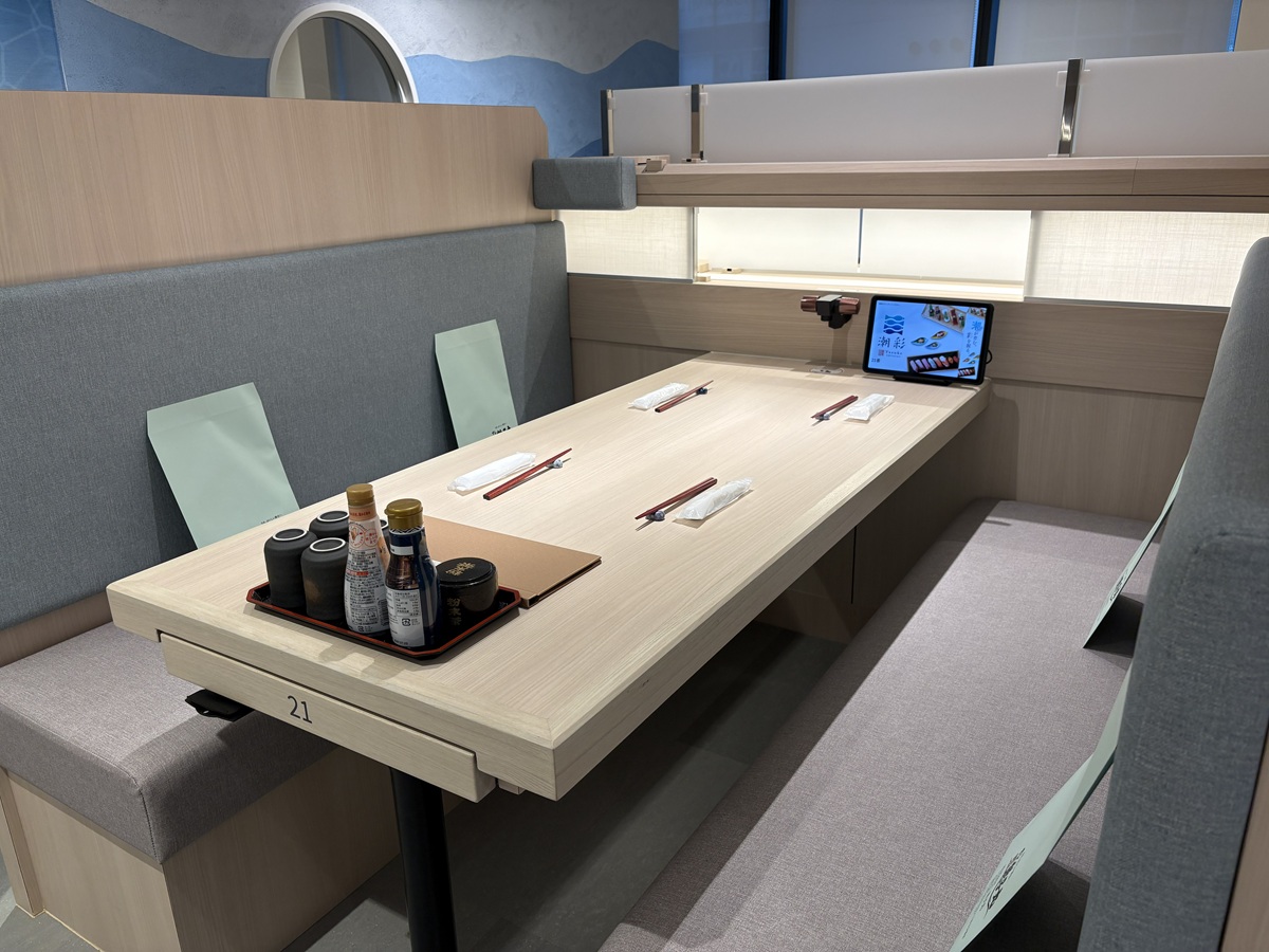 家族連れでも楽しめるテーブル席