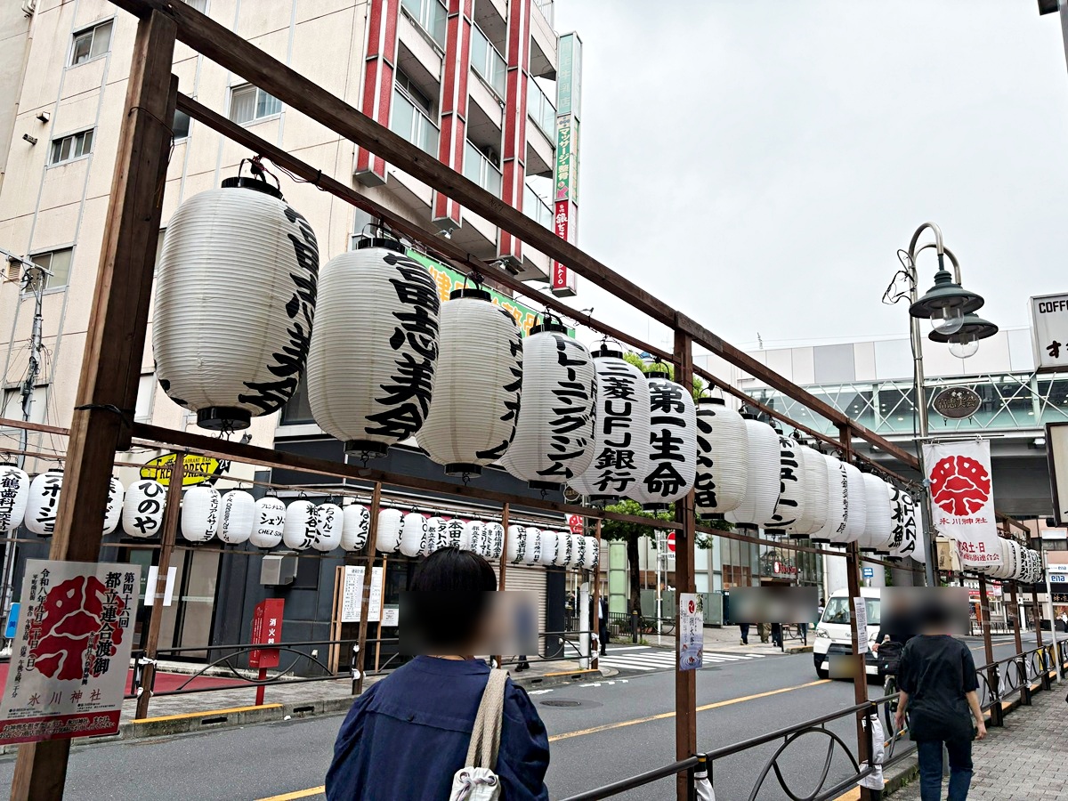 都立大学駅前に並ぶ提灯