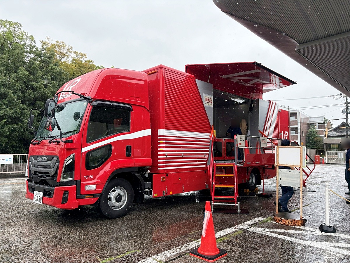 VR地震体験車に乗車