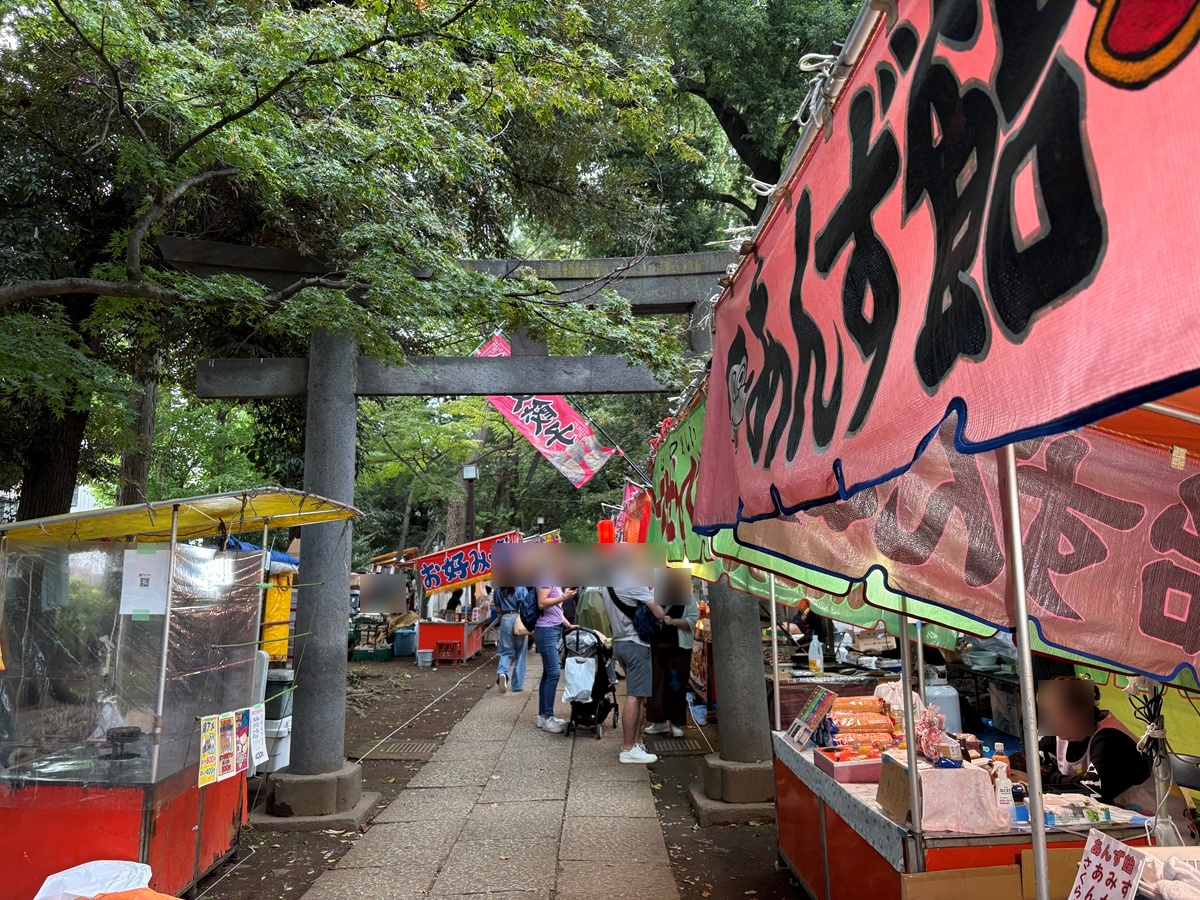 境内に並ぶ屋台