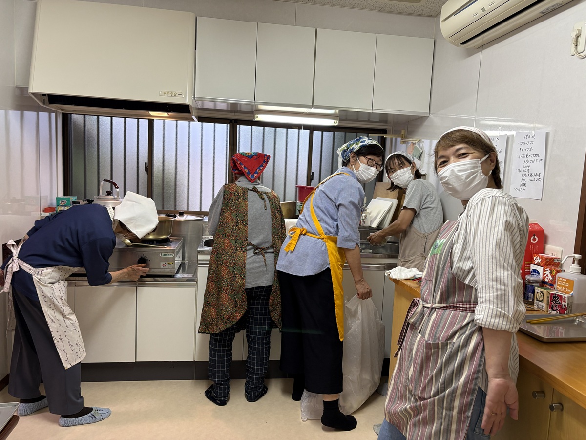 食事の接待を取り仕切る婦人部の皆さん