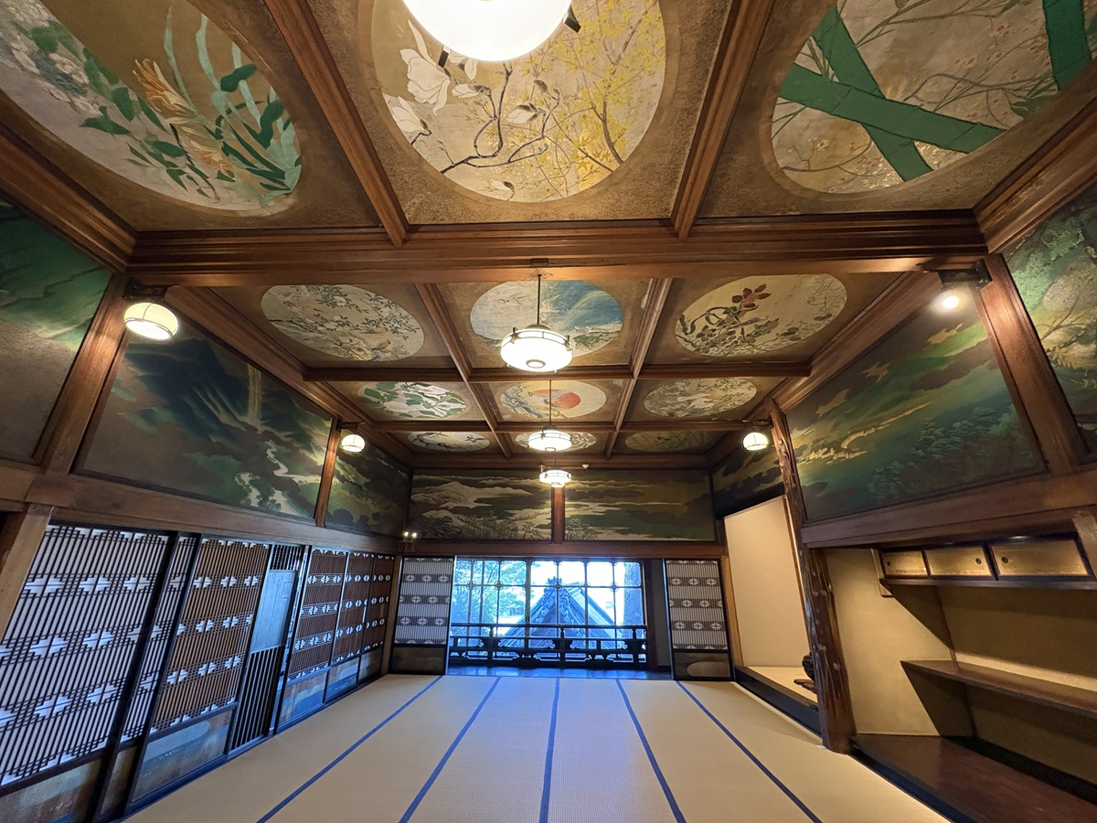 天井には15面の秋田杉に花鳥画が描かれており、格縁（ごうぶち）の装飾がシンプルな造り