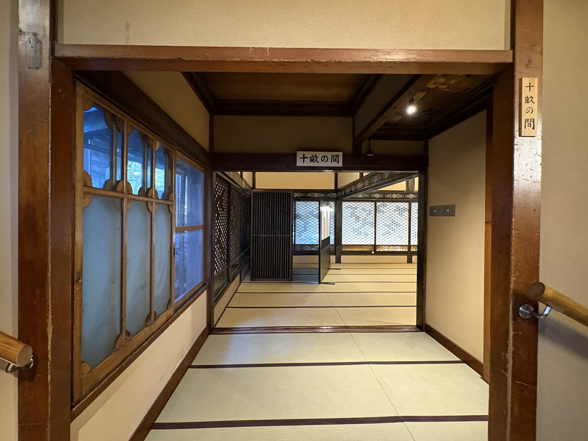 螺鈿の回転テーブルを展示する「十畝の間」