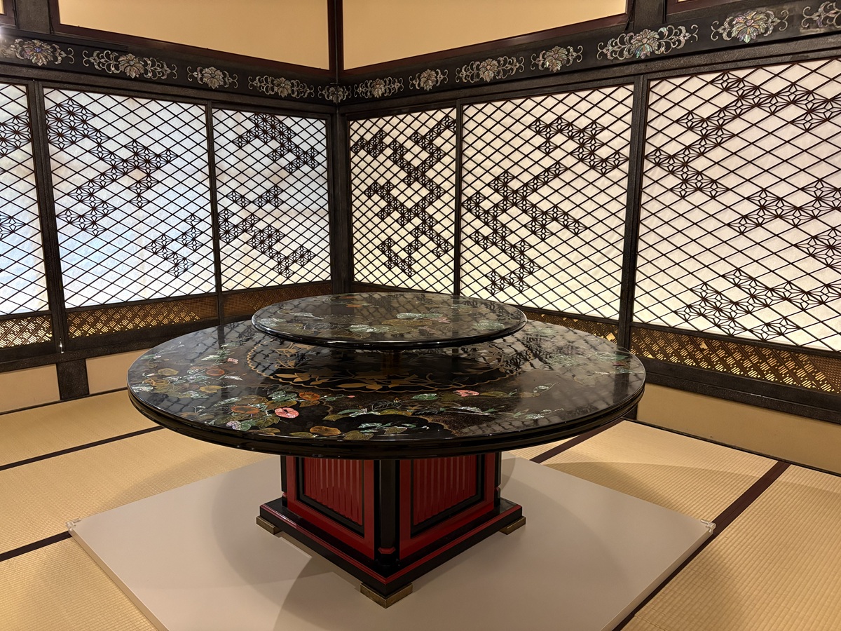 螺鈿細工の回転テーブル