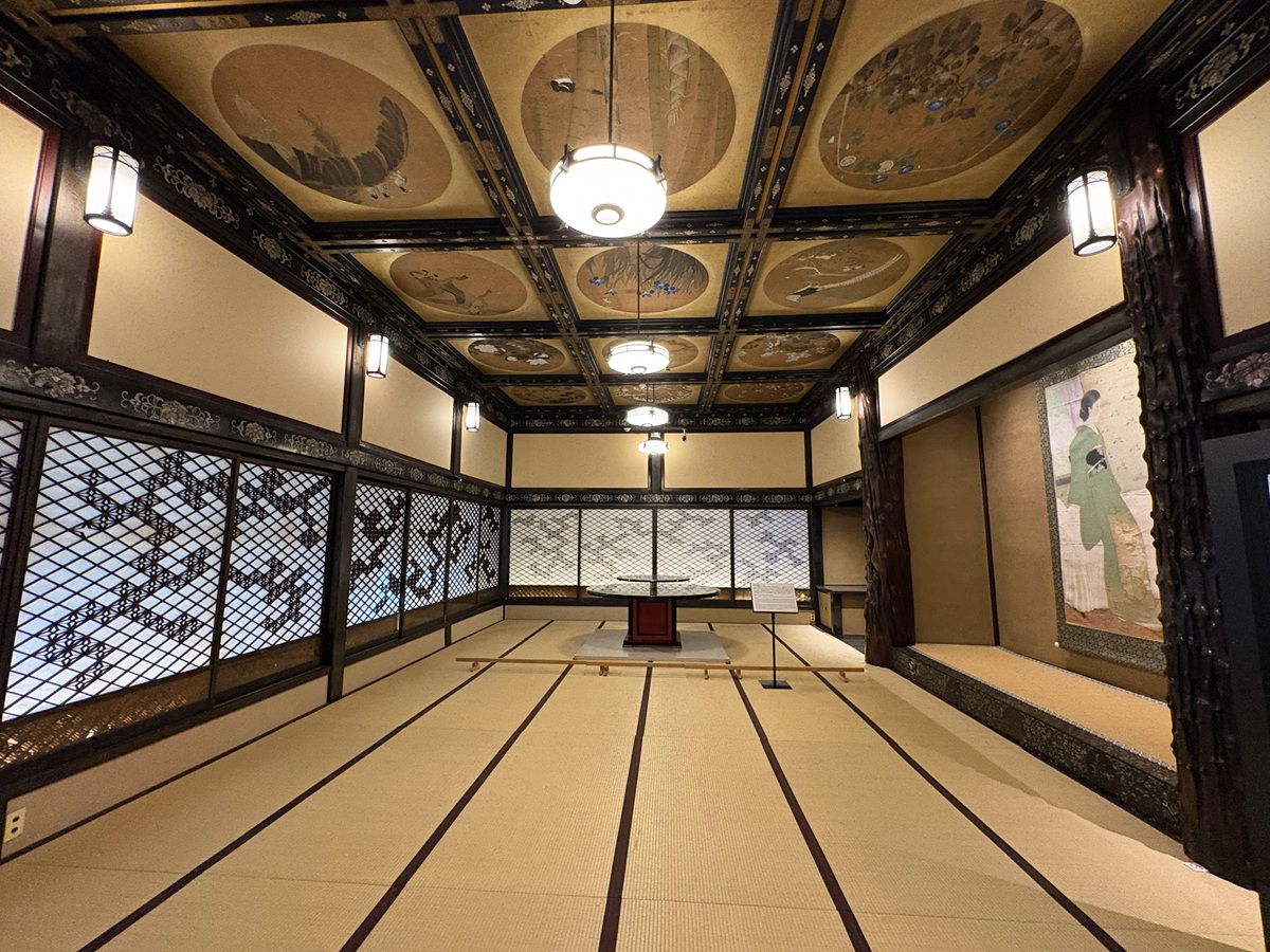 十畝の間との相性を考えて回転テーブルを展示