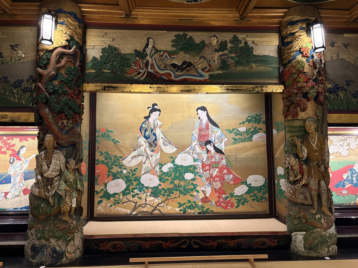 床の間左右に彫刻を施された柱