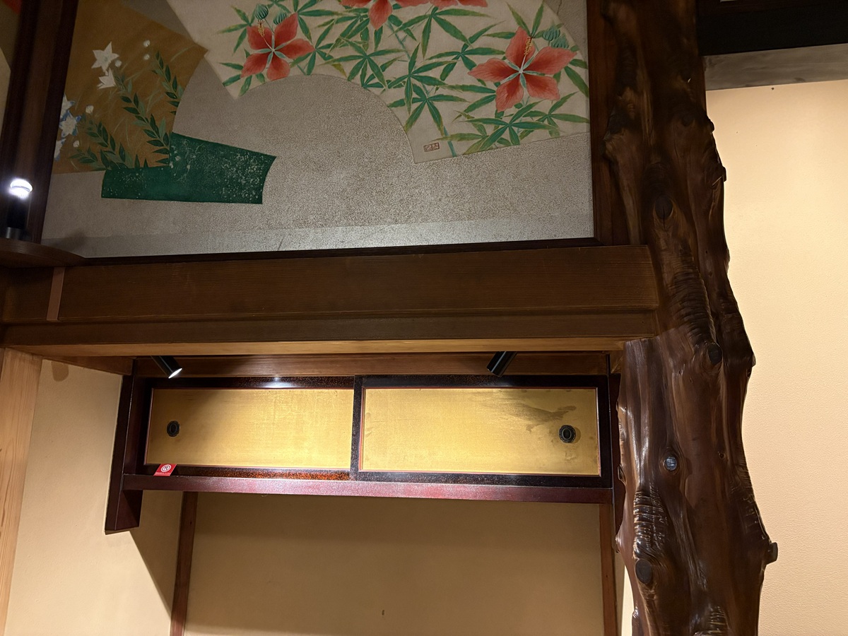 長押と床脇の欅材とのつなぎ目