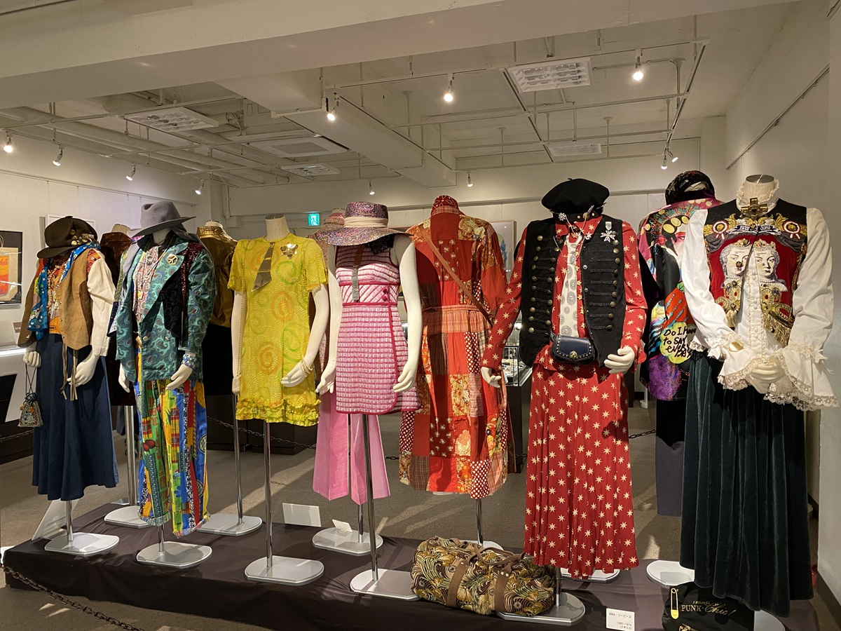 近代ファッションの展示も