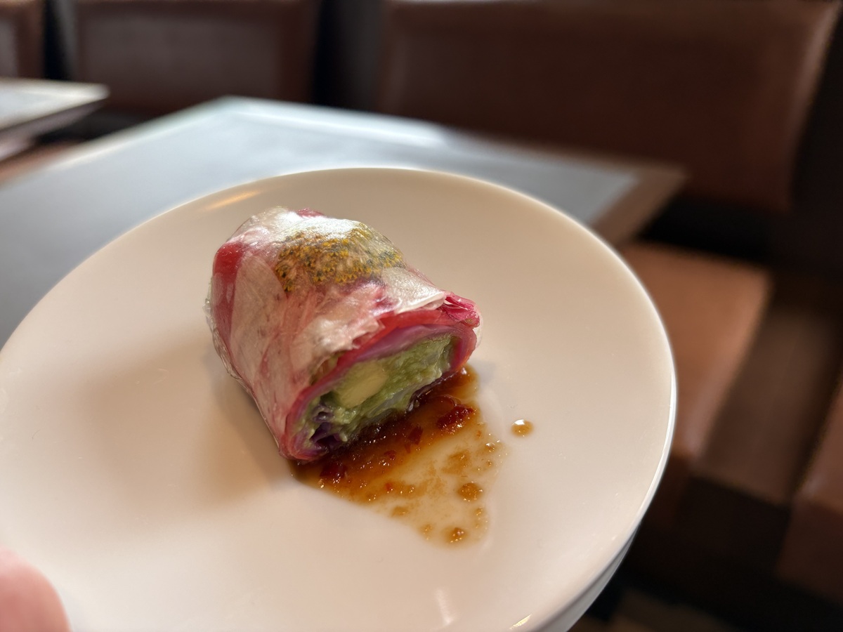 お花仕立ての春巻きを試食