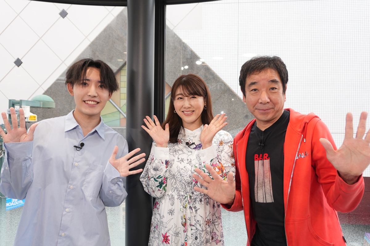 写真右は自由が丘商店街振興組合の西村康樹さん、左は学生アシスタントの山吉晃司さん
