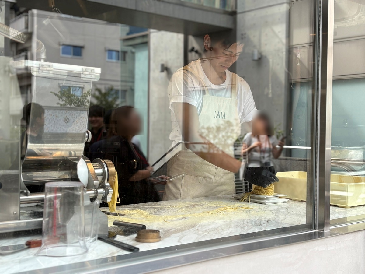 ガラス越しに製麺しているところが見える