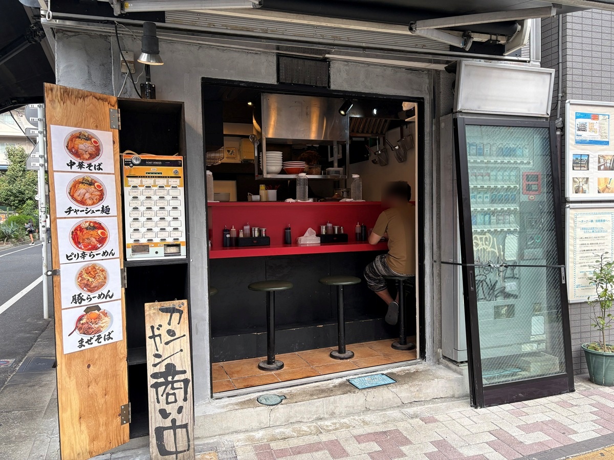 カウンター6席のみの店内