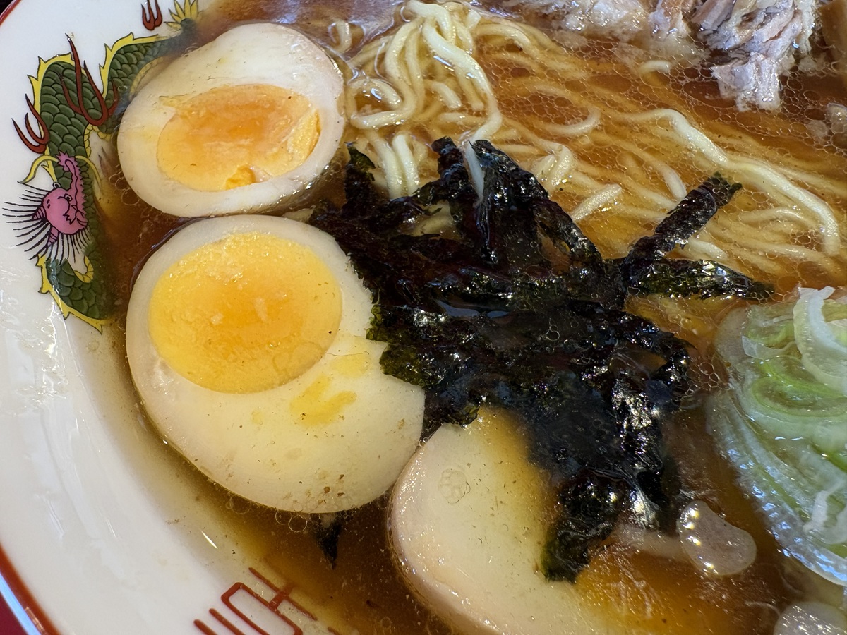 味玉は黄身までしっかり固まってる