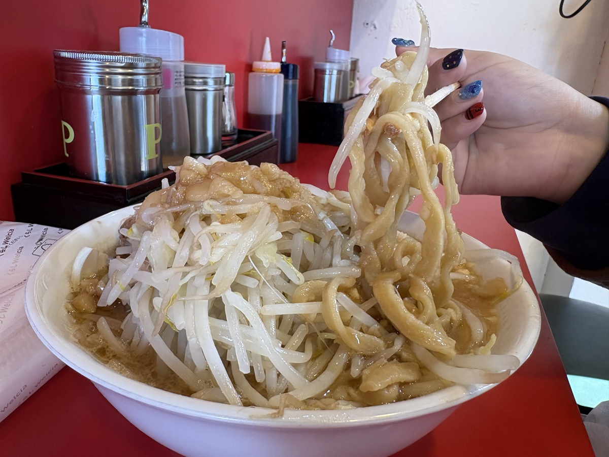 豚らーめん　中を食べきる家人