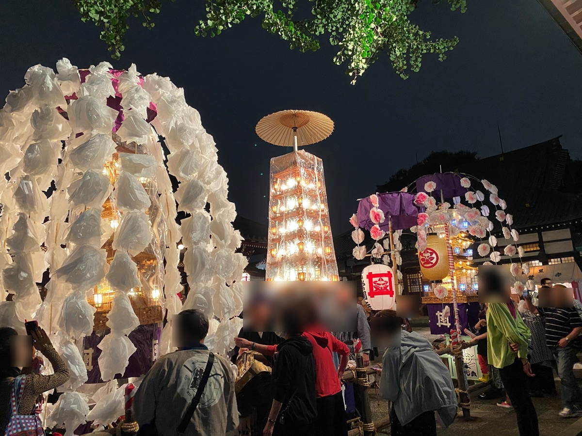 造花で飾られる宝塔などが幻想的