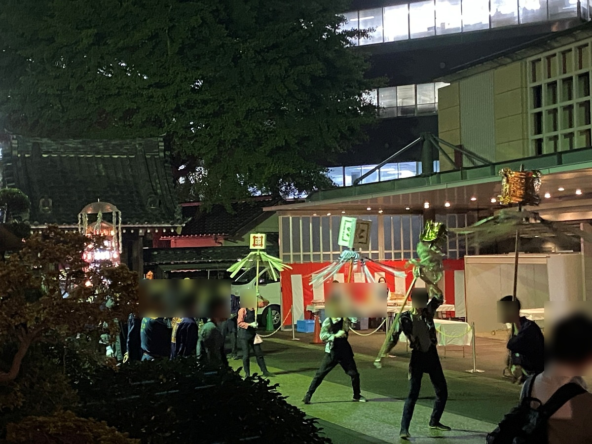 まといや鉦、太鼓などを打ち鳴らしながら先導